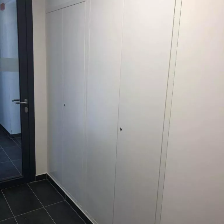 Drzwiczki rewizyjne zabudowane w ścianie korytarza — realizacja Grid Poland