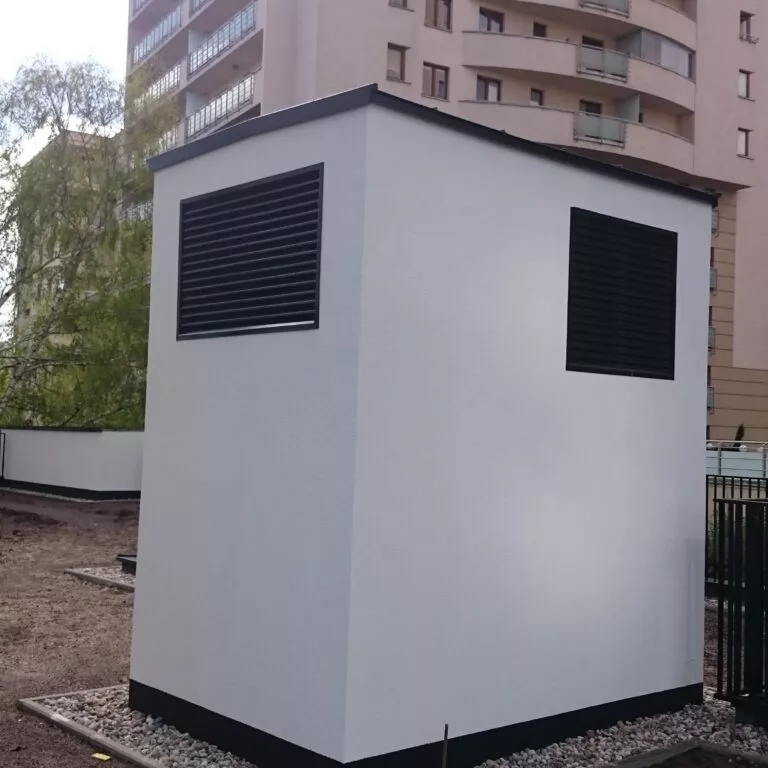 Dwie czerpnie powietrza w białej stacji transformatorowej