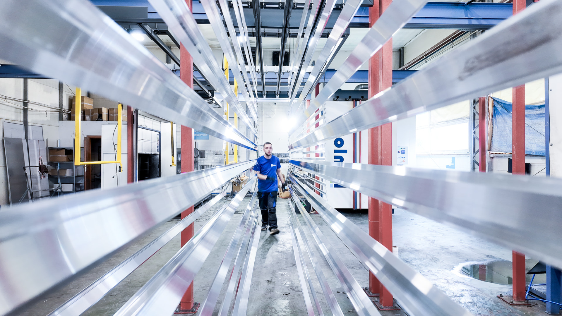 Magazyn profili aluminiowych w hali produkcyjnej Grid Poland