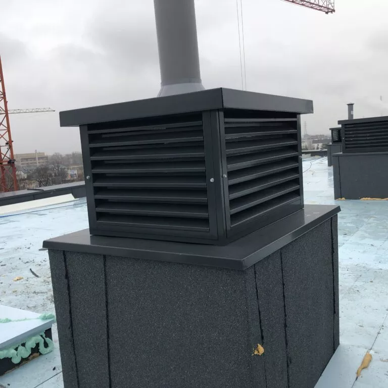 Nasada kominowa lamelowa w kolorze antracytowym na dachu — Grid Poland