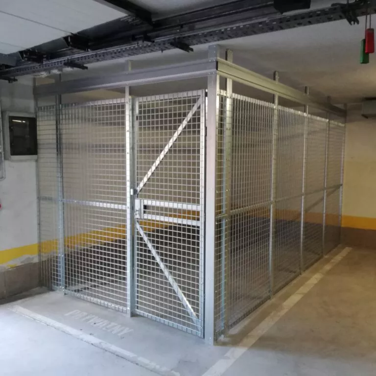 Boks lokatorski z siatki zgrzewanej w hali garażowej — realizacja Grid Poland