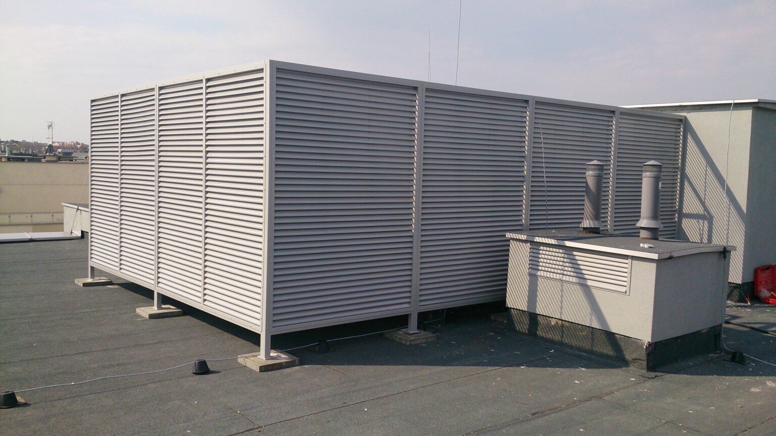 Jasnoszara zabudowa lamelowa urządzeń technicznych — realizacja Grid Poland