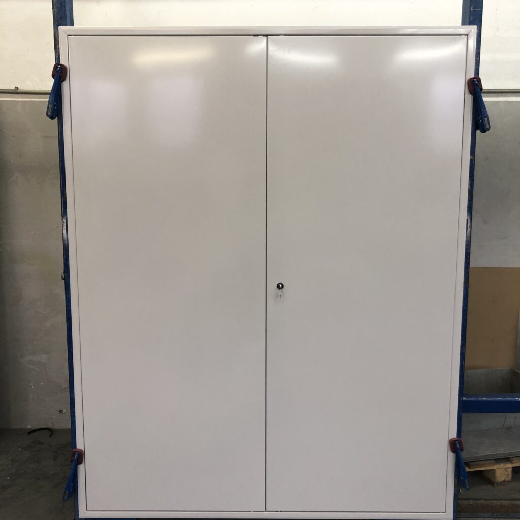 Drzwiczki rewizyjne do szachtów instalacyjnych — realizacja Grid Poland