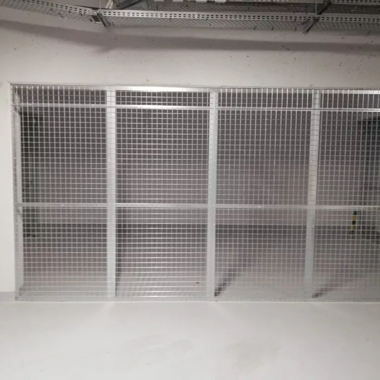 Ocynkowana zabudowa siatkowa w garażu podziemnym — realizacja Grid Poland