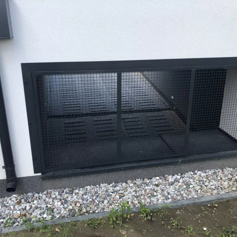 Czarna zabudowa siatkowa z kratą pomostową — realizacja Grid Poland